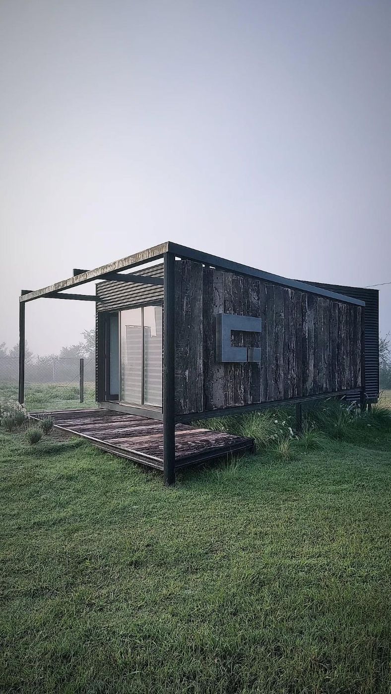 Sede del estudio en Sinsacate: volumen revestido en madera de durmientes, con estructura de acero y el isotipo de Cresta en la fachada