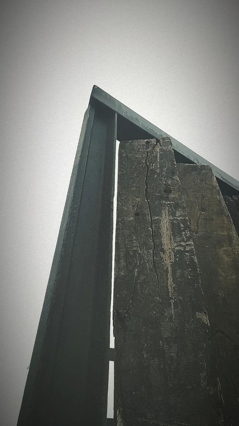 Detalle del marco de acero y la madera envejecida del revestimiento del estudio